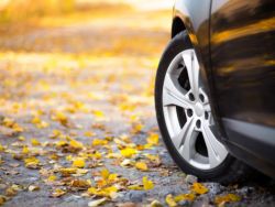 關稅重擊豐田汽車(TM.US)：Q4營業利潤腰斬 新財年利潤指引縮水逾20%
